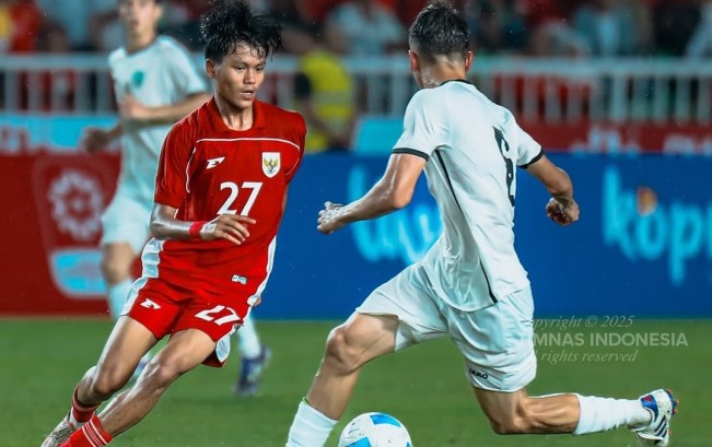 Pemain Timnas Indonesia U-17 Rafi Rasyiq mencoba melewati pemain Uzbekistan. [Instagram]